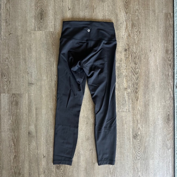 Barely Worn Lululemon 7/8 Leggings (with internal draw string) - Picture 3 of 4